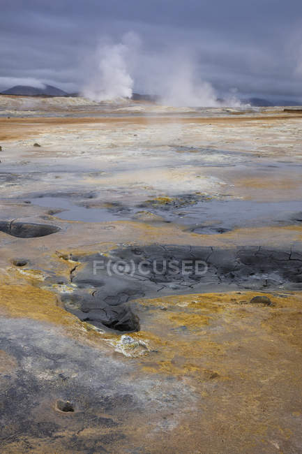 Парові над гарячі джерела з гірського хребта в Ісландії — стокове фото