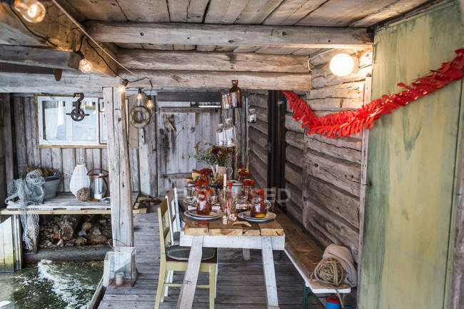 Terrasse mit frischen Flusskrebsen auf Holztisch bei Party — Stockfoto