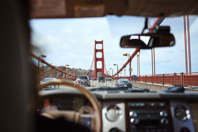 Goldene Torbrücke vom Auto aus gesehen — Stockfoto