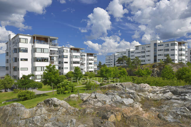 Edifici residenziali sotto cielo nuvoloso blu — Foto stock