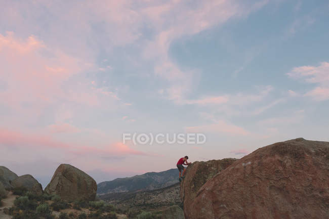 Homem escalando rocha no Buttermilk País — Fotografia de Stock