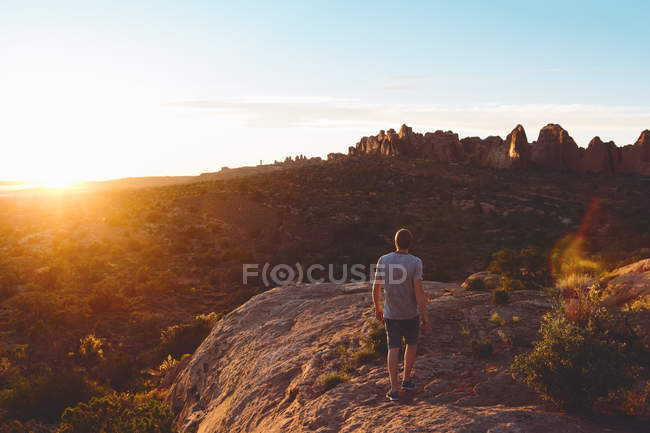 Homem olhando para a vista no Parque Nacional dos Arcos — Fotografia de Stock