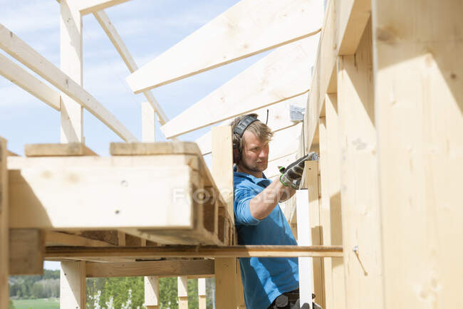 Carpenter working on construction site                        Broken release file — Stock Photo
