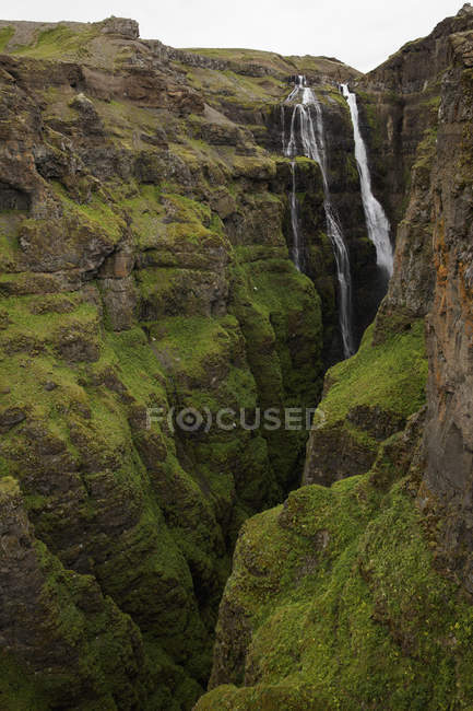 Cascada de Glymur con acantilados verdes en Islandia - foto de stock
