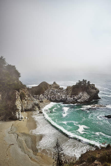 Vista elevada da costa arenosa com ondas de surf — Fotografia de Stock