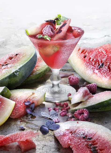Cocktail and slices of watermelon on silver tray — Stock Photo