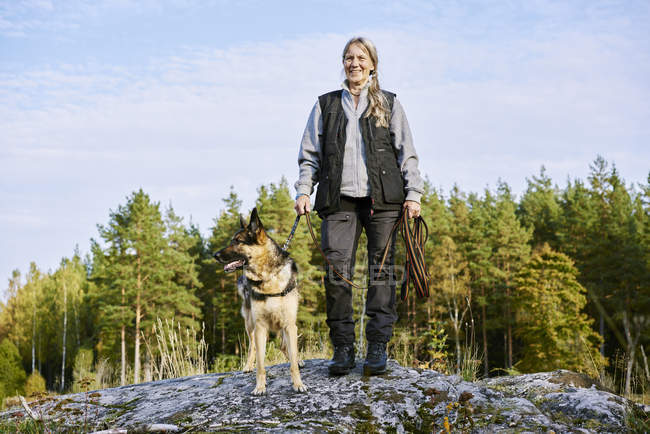Портрет добровольца с собакой, помогающего спасателям найти пропавших людей — стоковое фото