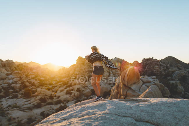 Mulher em rochas em Joshua Tree National Park — Fotografia de Stock