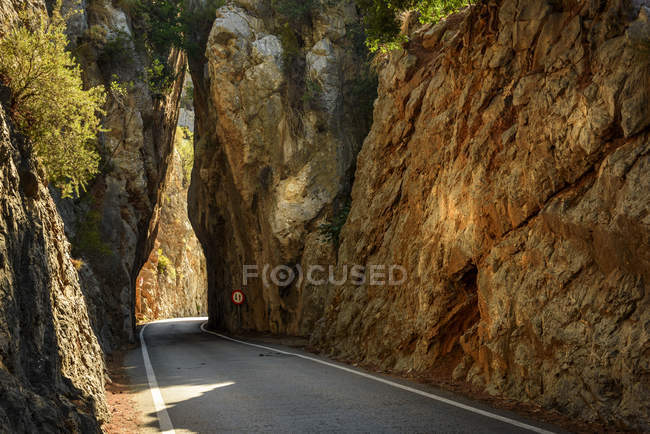 Carretera vacía entre rocas altas en Mallorca - foto de stock