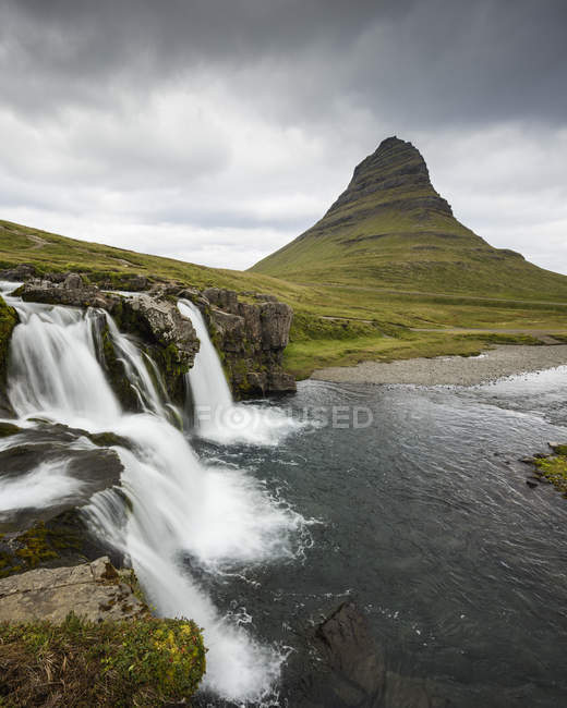 Kirkjufellsfoss waterfall and Kirkjufell mountain in Iceland — Stock Photo