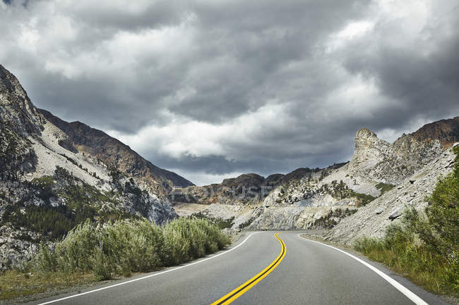 Вид вздовж дороги, що веде через гірську долину — стокове фото