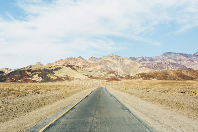 Estrada vazia no parque nacional do vale da morte — Fotografia de Stock