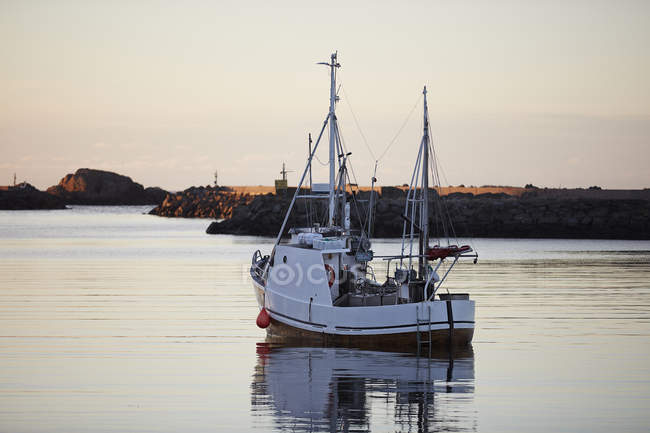 Barco no lago cênico ao pôr do sol, Lofoten — Fotografia de Stock