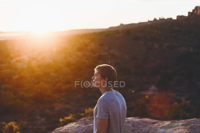 Hombre mirando a la vista en el Parque Nacional Arches - foto de stock