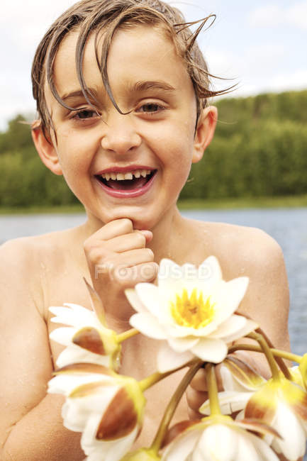 Портрет хлопчика, що тримає квіти, вибірковий фокус — стокове фото