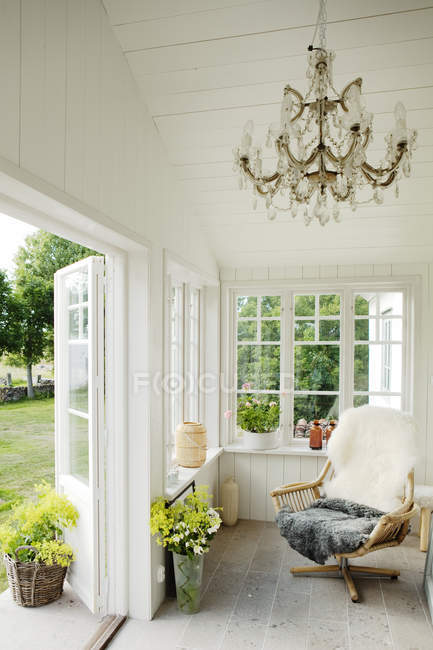 Holzstuhl im weißen Patio, Schweden — Stockfoto