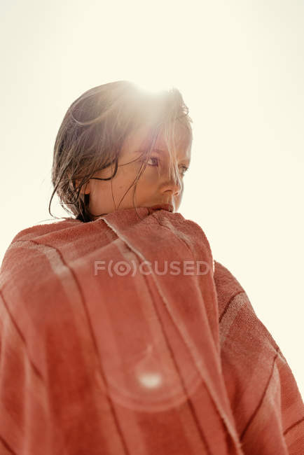 Девушка, завернутая в полотенце на фоне неба — стоковое фото