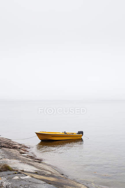 Barco amarelo atracado no mar, Suécia — Fotografia de Stock