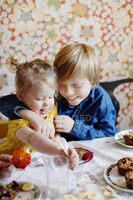 Boy and girl eating cake, differential focus — Stock Photo