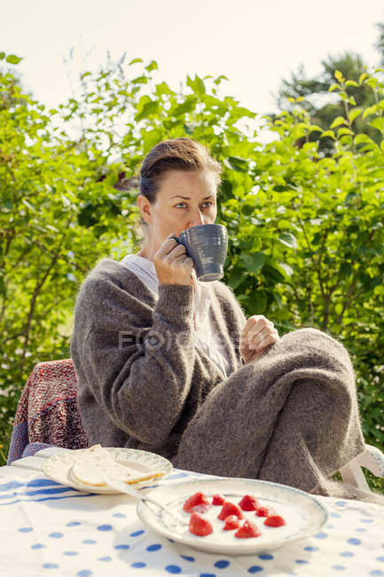 Mujer tomando café, concéntrate en el primer plano - foto de stock