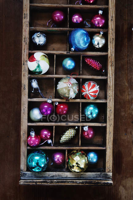 Підвищений вид на різдвяні прикраси в коробці — стокове фото