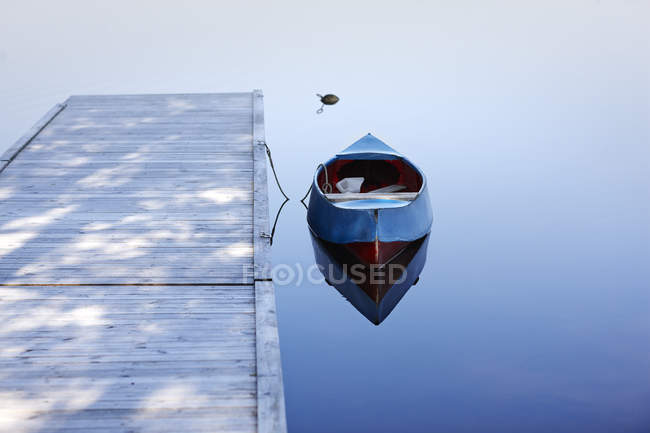 Caiaque ancorado ao lado de molhe, sueco — Fotografia de Stock