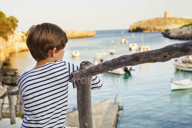 Menino olhando para a vista à beira-mar em Menorca, Espanha — Fotografia de Stock