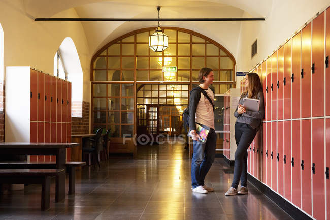 Studenti che parlano sul corridoio scolastico, focus selettivo — Foto stock
