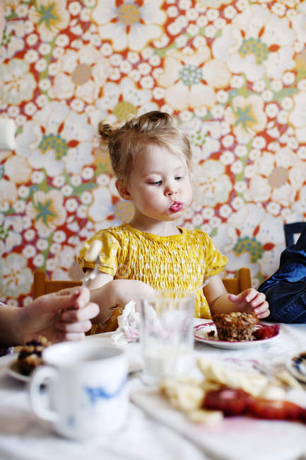 Девочка ест торт, избирательный фокус — стоковое фото