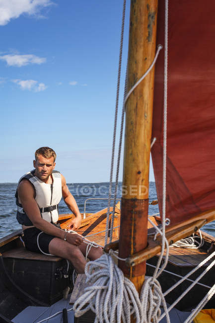 Man sailing on sunny day and looking at camera — Stock Photo
