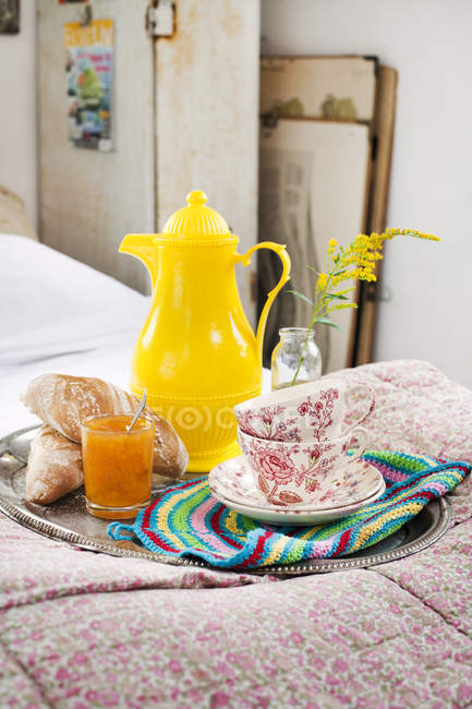 Vista da bandeja com café da manhã na cama, foco em primeiro plano — Fotografia de Stock