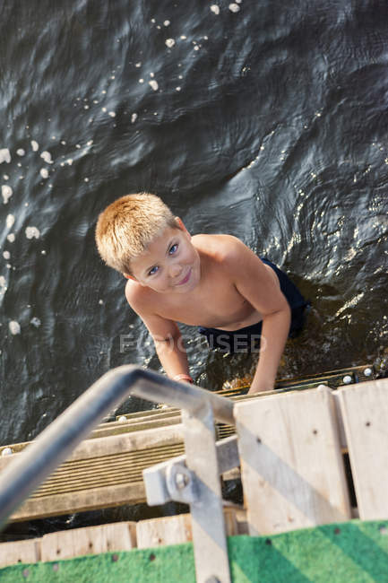 Підвищений вид хлопчика, що стоїть у воді — стокове фото