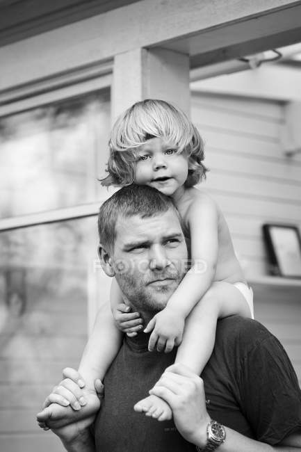 Vater trägt Tochter auf Schultern, Fokus auf Vordergrund — Stockfoto