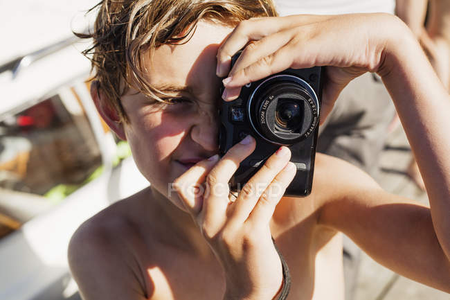 Retrato de niño fotografiando, enfoque selectivo - foto de stock