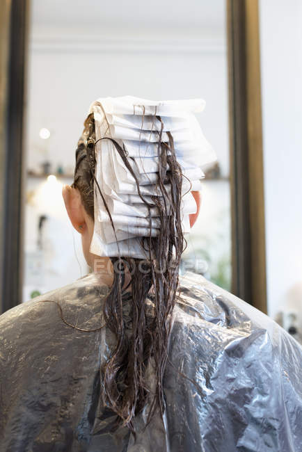 Вид ззаду жінки в перукарні — стокове фото