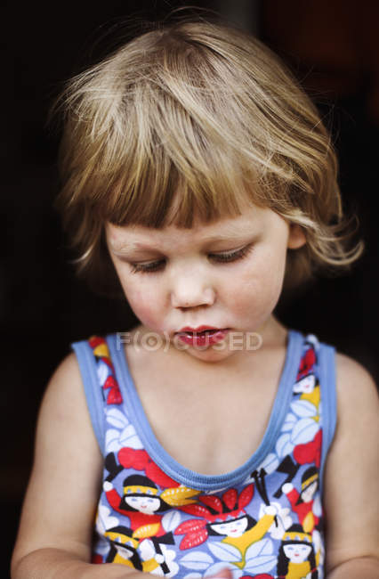 Retrato de menina no fundo preto — Fotografia de Stock