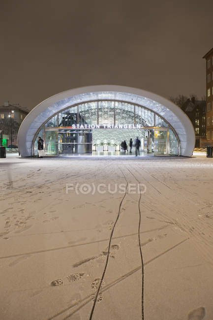 Estação ferroviária à noite no inverno — Fotografia de Stock