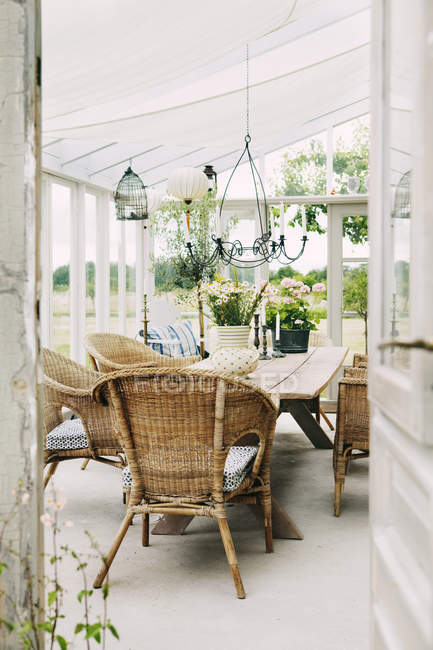 Table et chaises en bois dans le patio, foyer sélectif — Photo de stock