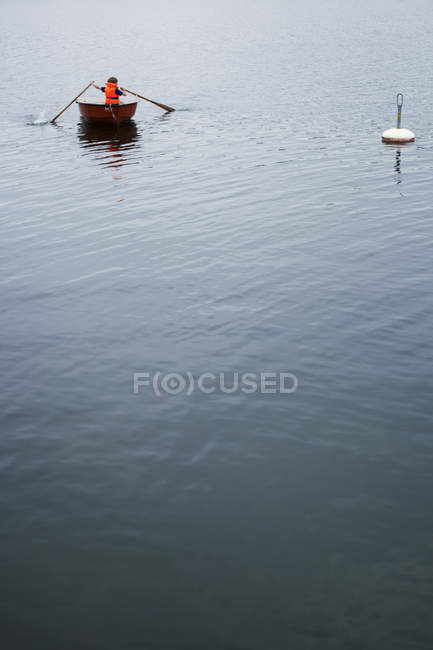 Visão traseira do menino em barco a remos, foco seletivo — Fotografia de Stock