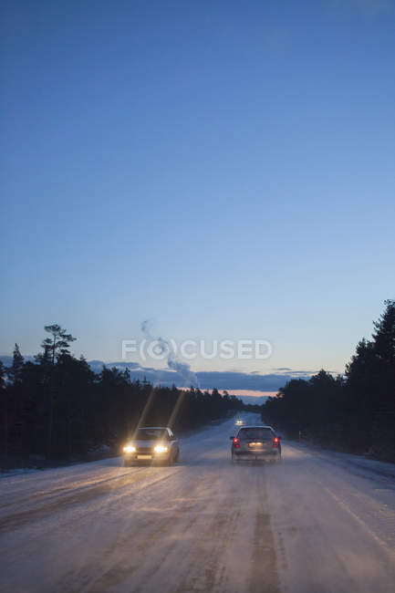 Coches en carretera en invierno, enfoque selectivo - foto de stock
