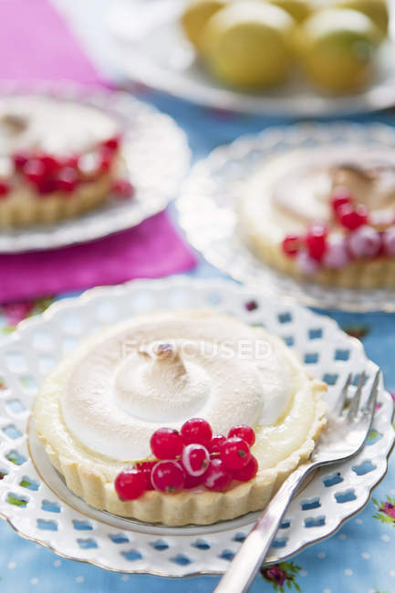 Lemon meringue pie with red currants, focus on foreground — Stock Photo