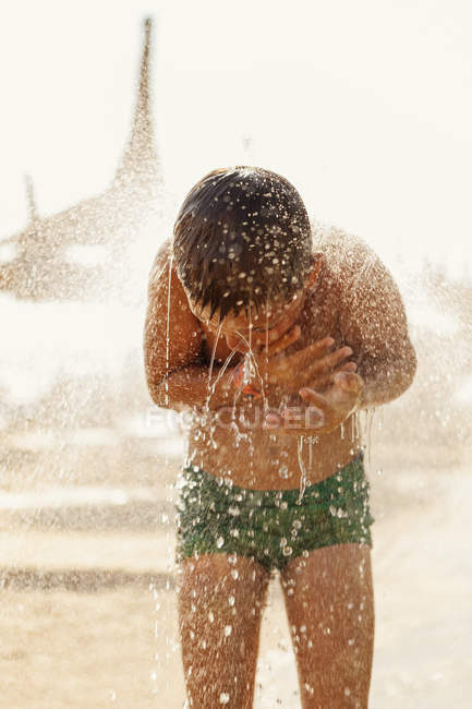 Ragazzo sotto la doccia sulla spiaggia di Minorca, Spagna — Foto stock