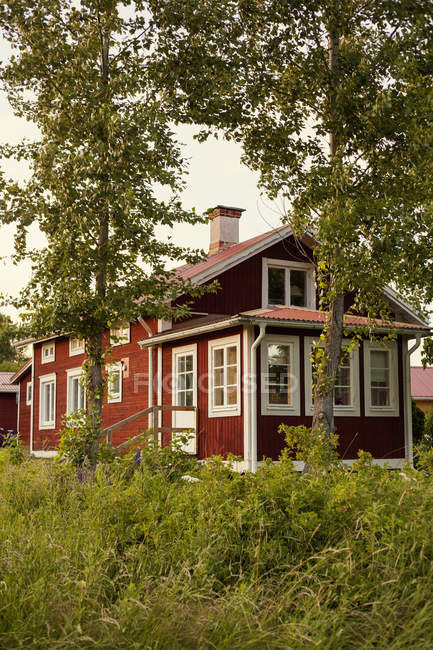Casa rossa in campagna, scena tranquilla — Foto stock