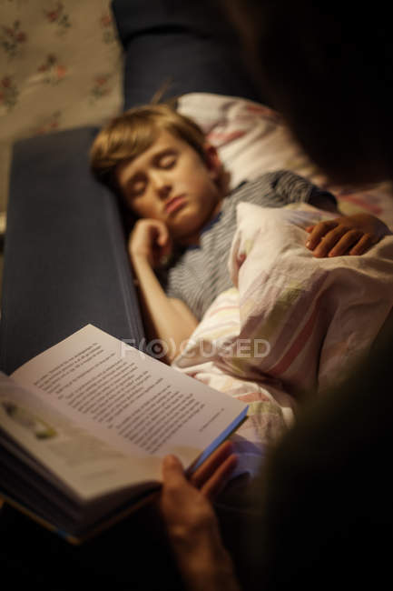 Over shoulder view of mother reading to son — Stock Photo