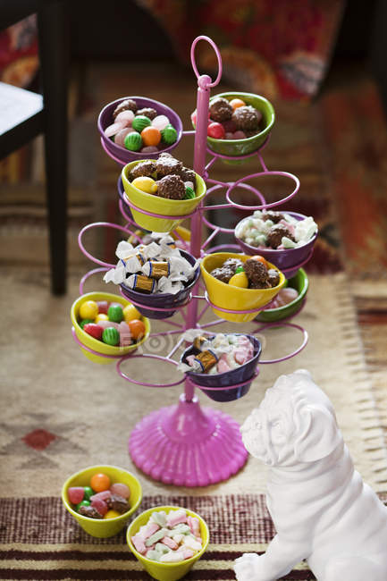 Cupcake stand con caramelle, concentrarsi sul primo piano — Foto stock