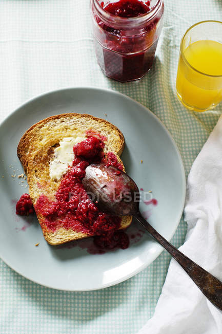 Vista elevata del pane tostato con gelatina e succo d'arancia — Foto stock