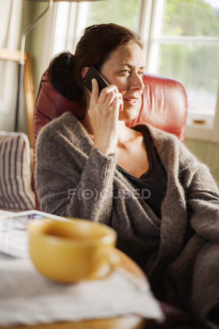 Mujer adulta hablando por teléfono, enfoque selectivo - foto de stock