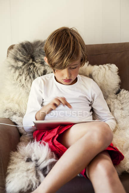 Хлопчик використовує цифровий планшет, вибірковий фокус — стокове фото
