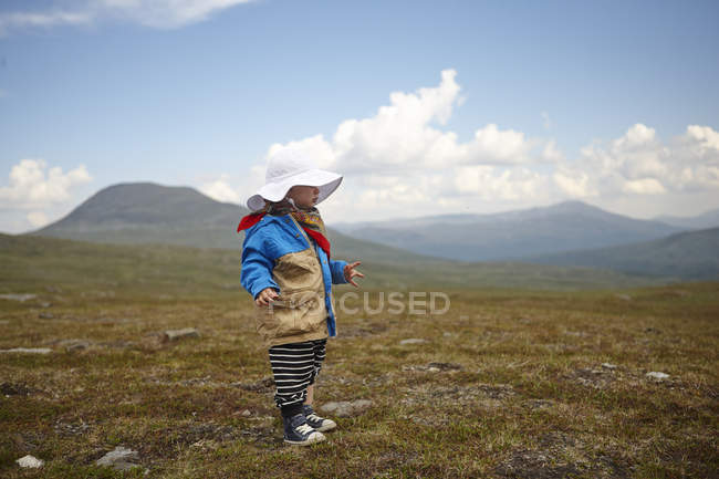 Junge steht auf der Wiese, selektiver Fokus — Stockfoto