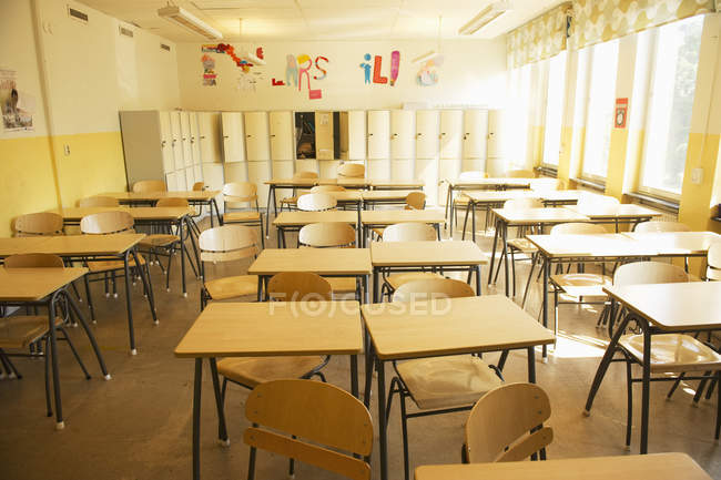 Frontansicht eines leeren Klassenzimmers mit Sonnenlicht — Stockfoto